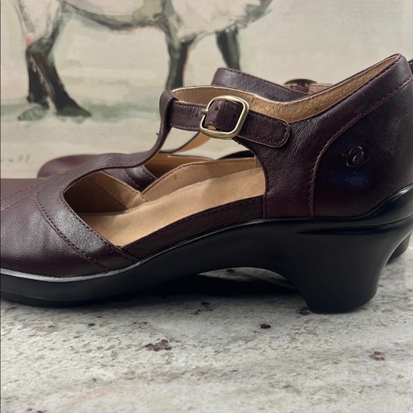 Aravon Maura T-Strap Mary Jane Heels Shoes - Picture 8 of 8